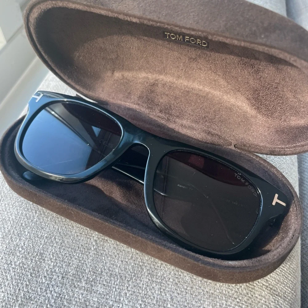 Tom Ford Kendal TF1076 Sunglasses in Black 52mm w/ Case - Picture 8 of 10